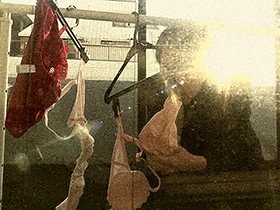 「おばさんの私が下着を盗まれるなんて…」2 自分を女として見てくれるというだけで人妻は発情してしまうので中出しセックスのハードルが低い！　サンプル画像02